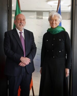 Christine Lagarde Instagram - 🇮🇪🇪🇺 What a beautiful day I had in Dublin earlier this week! I experienced the céad míle fáilte or one hundred thousand welcomes ☘️

My visit to University College Dublin was especially memorable. Ad astra (“to the stars”) is the motto of the university and I felt surrounded by future stars as I answered questions from students.

I was honoured to receive the Sutherland Leadership award, handed to me by my colleague Paschal Donohoe.

Also great to meet with another colleague, Governor Gabriel Makhlouf, and to talk to Newstalk’s Pat Kenny.