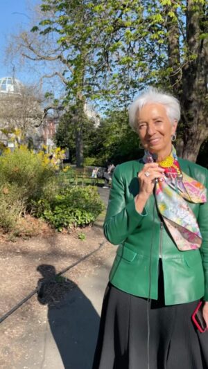 Christine Lagarde Instagram - 🇮🇪🇪🇺 Good morning from Dublin!

I’m honoured to be here to receive the Sutherland Leadership Award, named after the late EU Commissioner and WTO Director General Peter Sutherland.

I’ll also take the opportunity to meet students, hear their opinions and answer questions. 

Stay tuned!