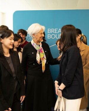Christine Lagarde Instagram - 🇮🇪🇪🇺 What a beautiful day I had in Dublin earlier this week! I experienced the céad míle fáilte or one hundred thousand welcomes ☘️

My visit to University College Dublin was especially memorable. Ad astra (“to the stars”) is the motto of the university and I felt surrounded by future stars as I answered questions from students.

I was honoured to receive the Sutherland Leadership award, handed to me by my colleague Paschal Donohoe.

Also great to meet with another colleague, Governor Gabriel Makhlouf, and to talk to Newstalk’s Pat Kenny.