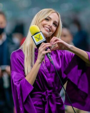 Cindy Marina Instagram - Una notte magica a San Siro per il derby più amato e seguito del calcio ⭐️🏟❤️ #derbydellamadonnina @seriea @acmilan @inter 

#derby #derbymilano #sansiro #seriea #serieatim #cindymarina #bordocampo #acmilan #milan #inter #interfc #milaninter #futbol