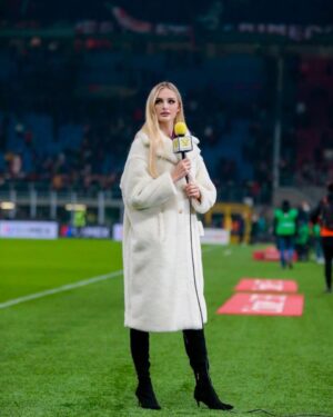 Cindy Marina Instagram - Una notte magica a San Siro per il derby più amato e seguito del calcio ⭐️🏟❤️ #derbydellamadonnina @seriea @acmilan @inter 

#derby #derbymilano #sansiro #seriea #serieatim #cindymarina #bordocampo #acmilan #milan #inter #interfc #milaninter #futbol