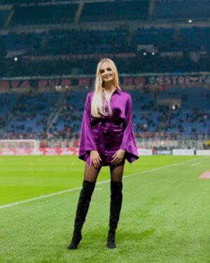 Cindy Marina Instagram - Una notte magica a San Siro per il derby più amato e seguito del calcio ⭐️🏟❤️ #derbydellamadonnina @seriea @acmilan @inter 

#derby #derbymilano #sansiro #seriea #serieatim #cindymarina #bordocampo #acmilan #milan #inter #interfc #milaninter #futbol