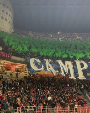 Cindy Marina Instagram - Una notte magica a San Siro per il derby più amato e seguito del calcio ⭐️🏟❤️ #derbydellamadonnina @seriea @acmilan @inter 

#derby #derbymilano #sansiro #seriea #serieatim #cindymarina #bordocampo #acmilan #milan #inter #interfc #milaninter #futbol