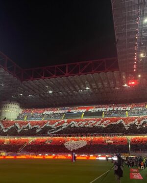 Cindy Marina Instagram - Una notte magica a San Siro per il derby più amato e seguito del calcio ⭐️🏟❤️ #derbydellamadonnina @seriea @acmilan @inter 

#derby #derbymilano #sansiro #seriea #serieatim #cindymarina #bordocampo #acmilan #milan #inter #interfc #milaninter #futbol