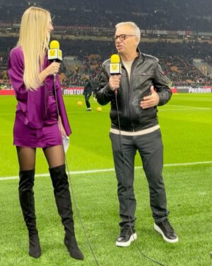 Cindy Marina Instagram - Una notte magica a San Siro per il derby più amato e seguito del calcio ⭐️🏟❤️ #derbydellamadonnina @seriea @acmilan @inter 

#derby #derbymilano #sansiro #seriea #serieatim #cindymarina #bordocampo #acmilan #milan #inter #interfc #milaninter #futbol