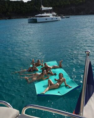 Cindy Marina Instagram - Toast on the coast 🥂🌴