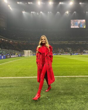 Cindy Marina Instagram - What a match day in @seriea today! A double header between giants, Milan vs Inter , Roma vs Napoli, that is sure to have calcio fans glued to the screen. A match day that sees Inter and Napoli fighting for that top of the table spot! 
Throwing it back with these pics from pitch side emotions in San Siro in honor of today’s Derby Della Madonnina. Unforgettable moments and memories! ⚽️
#seriea #derby #doubleheader #intermilan #milaninter #napoliroma #derbydellamadonnina #cindymarina #pitchside #intermilan #acmilan #sansiro
