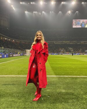 Cindy Marina Instagram - What a match day in @seriea today! A double header between giants, Milan vs Inter , Roma vs Napoli, that is sure to have calcio fans glued to the screen. A match day that sees Inter and Napoli fighting for that top of the table spot! 
Throwing it back with these pics from pitch side emotions in San Siro in honor of today’s Derby Della Madonnina. Unforgettable moments and memories! ⚽️
#seriea #derby #doubleheader #intermilan #milaninter #napoliroma #derbydellamadonnina #cindymarina #pitchside #intermilan #acmilan #sansiro