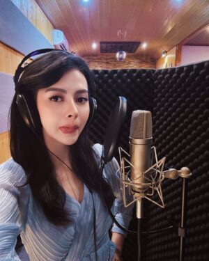 Cindy May McGuire Instagram - 😋 Who wants to hear me #sing ?? Close your ears..
