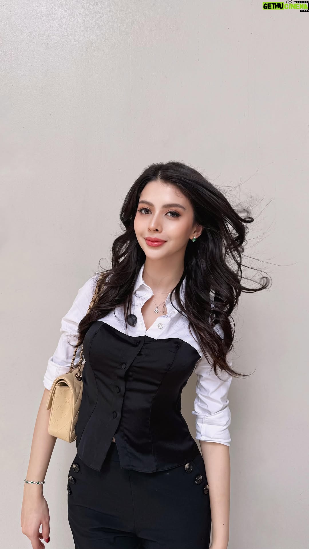 Cindy May McGuire - 4.3K Likes - Sekarang aku mau buktiin kalo ada loh maklon dan produk skincare yang sertifikatnya lengkap, nggak overclaim, dan pastinya sudah support banyak
banget brand skincare dan klinik di Indonesia!
Sekarang aku lagi ada di pabriknya Dion Farma Abadi, salah satu pabrik maklon dari FS Dermacos yang ada di Klaten, Jawa Tengah.
Yuk, ikutin aku..
#Skinspiration dan #MaklonSkincare #MaklonIndonesia