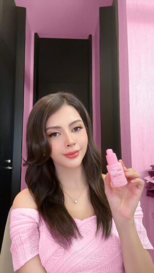 Cindy May McGuire Instagram - Yes, it’s MY VERY FIRST Bust Serum @id.prisa 😍. Hasilnya nyata—mengencangkan, terasa ketarik, dan lift-up bust❤️

Ingat ya, girls, tidak ada produk yang bisa memperbesar payudara 🫶🏻