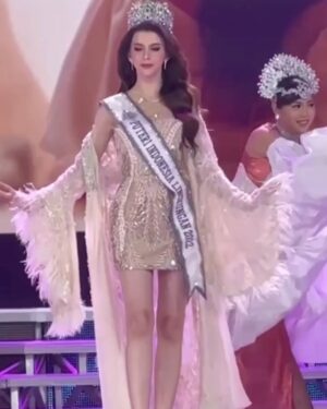 Cindy May McGuire Instagram - ▶️▶️Embracing life with grace and confidence. Every step is a runway 👑 #PuteriIndonesia #ConfidenceIsBeauty #sctv

Dress by: @maisonbaazcouture 
Makeup by: @arie_khayz 
Hair by: @noe_hair_makeup 
Jeweley by: @amerojewellery 
Video: @stephen.inventor.diaz 
Picture:  @iveenven26