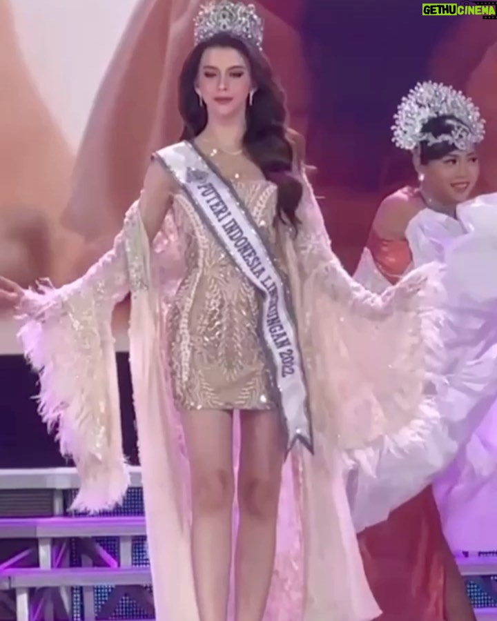 Cindy May McGuire - 28.1K Likes - ▶️▶️Embracing life with grace and confidence. Every step is a runway 👑 #PuteriIndonesia #ConfidenceIsBeauty #sctv
Dress by: @maisonbaazcouture
Makeup by: @arie_khayz
Hair by: @noe_hair_makeup
Jeweley by: @amerojewellery
Video: @stephen.inventor.diaz
Picture: @iveenven26