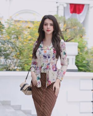 Cindy May McGuire Instagram - Terima kasih Undangannya mba @erinagudono & Mas Kaesang. Doa terbaik untuk ibu dan calon buah hati 💕