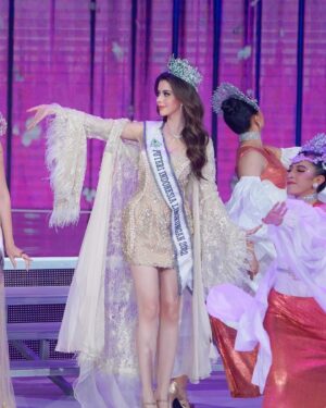 Cindy May McGuire Instagram - ▶️▶️Embracing life with grace and confidence. Every step is a runway 👑 #PuteriIndonesia #ConfidenceIsBeauty #sctv

Dress by: @maisonbaazcouture 
Makeup by: @arie_khayz 
Hair by: @noe_hair_makeup 
Jeweley by: @amerojewellery 
Video: @stephen.inventor.diaz 
Picture:  @iveenven26