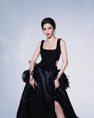 Cindy May McGuire Instagram - Life is tough my darling.. but so are YOU

Muse @cindymaymcguire
Photo @livenalesmono
Video @ritz.avael
Retoucher @carolinewijaya_
MUA @kunsoomakeupartist
Stylist @steveichandra
Hairdo @azka_anto_hairdo
Decor @anfleuriste
Wardrobe @margaretha_j_couture
Acc @leciel.design
Studio @untoldstudio.id