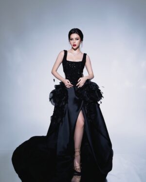 Cindy May McGuire Instagram - Life is tough my darling.. but so are YOU

Muse @cindymaymcguire
Photo @livenalesmono
Video @ritz.avael
Retoucher @carolinewijaya_
MUA @kunsoomakeupartist
Stylist @steveichandra
Hairdo @azka_anto_hairdo
Decor @anfleuriste
Wardrobe @margaretha_j_couture
Acc @leciel.design
Studio @untoldstudio.id