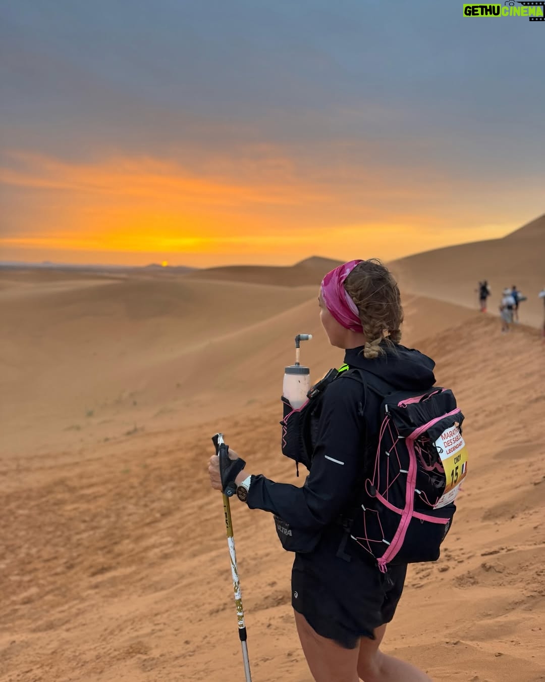 Cindy Poumeyrol - 65.2K Likes - Je suis finisher du Marathon des Sables Legendary.
250km, près de 48h de course, en 6 étapes ✅
Je n'ai même pas les mots pour décrire cette aventure tellement c'était spécial.
J'espère sincèrement que mon aventure partagée ici vous aura donné envie de prendre un dossard, et de découvrir le dépassement de soi. Merci pour vos mots extraordinaires.
Juste après la course, on a eu la possibilité d'enregistrer un message vidéo dans une émotion box qui nous sera envoyé dans 1 an, peut être 10 ans...
Je me suis évidemment adressée à mes 3 filles, en leur demandant de toujours rêver grand.
La vie, c'est un tour de manège !
@mdslegendary @asicsrunning @ll_agency_
Publicité
📷 @celiope_
