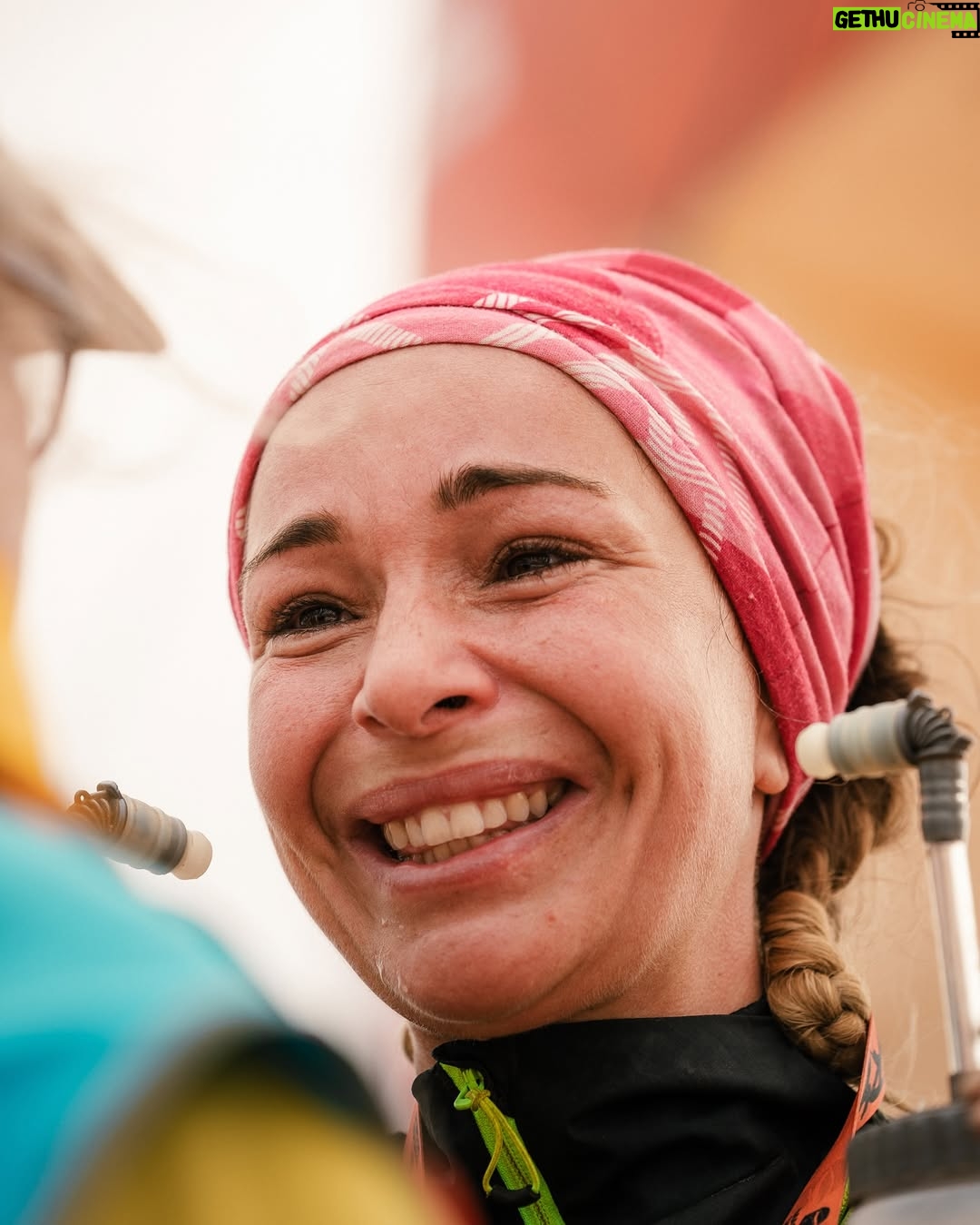 Cindy Poumeyrol - 65.2K Likes - Je suis finisher du Marathon des Sables Legendary.
250km, près de 48h de course, en 6 étapes ✅
Je n'ai même pas les mots pour décrire cette aventure tellement c'était spécial.
J'espère sincèrement que mon aventure partagée ici vous aura donné envie de prendre un dossard, et de découvrir le dépassement de soi. Merci pour vos mots extraordinaires.
Juste après la course, on a eu la possibilité d'enregistrer un message vidéo dans une émotion box qui nous sera envoyé dans 1 an, peut être 10 ans...
Je me suis évidemment adressée à mes 3 filles, en leur demandant de toujours rêver grand.
La vie, c'est un tour de manège !
@mdslegendary @asicsrunning @ll_agency_
Publicité
📷 @celiope_