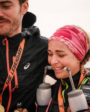 Cindy Poumeyrol Instagram - Je suis finisher du Marathon des Sables Legendary.
250km, près de 48h de course, en 6 étapes ✅
Je n'ai même pas les mots pour décrire cette aventure tellement c'était spécial.
J'espère sincèrement que mon aventure partagée ici vous aura donné envie de prendre un dossard, et de découvrir le dépassement de soi. Merci pour vos mots extraordinaires.
Juste après la course, on a eu la possibilité d'enregistrer un message vidéo dans une émotion box qui nous sera envoyé dans 1 an, peut être 10 ans...
Je me suis évidemment adressée à mes 3 filles, en leur demandant de toujours rêver grand. 
La vie, c'est un tour de manège ! 

@mdslegendary @asicsrunning @ll_agency_ 
Publicité

📷 @celiope_