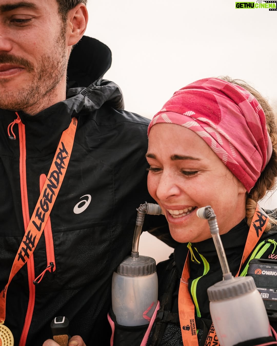 Cindy Poumeyrol - 65.2K Likes - Je suis finisher du Marathon des Sables Legendary.
250km, près de 48h de course, en 6 étapes ✅
Je n'ai même pas les mots pour décrire cette aventure tellement c'était spécial.
J'espère sincèrement que mon aventure partagée ici vous aura donné envie de prendre un dossard, et de découvrir le dépassement de soi. Merci pour vos mots extraordinaires.
Juste après la course, on a eu la possibilité d'enregistrer un message vidéo dans une émotion box qui nous sera envoyé dans 1 an, peut être 10 ans...
Je me suis évidemment adressée à mes 3 filles, en leur demandant de toujours rêver grand.
La vie, c'est un tour de manège !
@mdslegendary @asicsrunning @ll_agency_
Publicité
📷 @celiope_