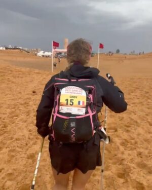 Cindy Poumeyrol Instagram - Je suis finisher du Marathon des Sables Legendary.
250km, près de 48h de course, en 6 étapes ✅
Je n'ai même pas les mots pour décrire cette aventure tellement c'était spécial.
J'espère sincèrement que mon aventure partagée ici vous aura donné envie de prendre un dossard, et de découvrir le dépassement de soi. Merci pour vos mots extraordinaires.
Juste après la course, on a eu la possibilité d'enregistrer un message vidéo dans une émotion box qui nous sera envoyé dans 1 an, peut être 10 ans...
Je me suis évidemment adressée à mes 3 filles, en leur demandant de toujours rêver grand. 
La vie, c'est un tour de manège ! 

@mdslegendary @asicsrunning @ll_agency_ 
Publicité

📷 @celiope_