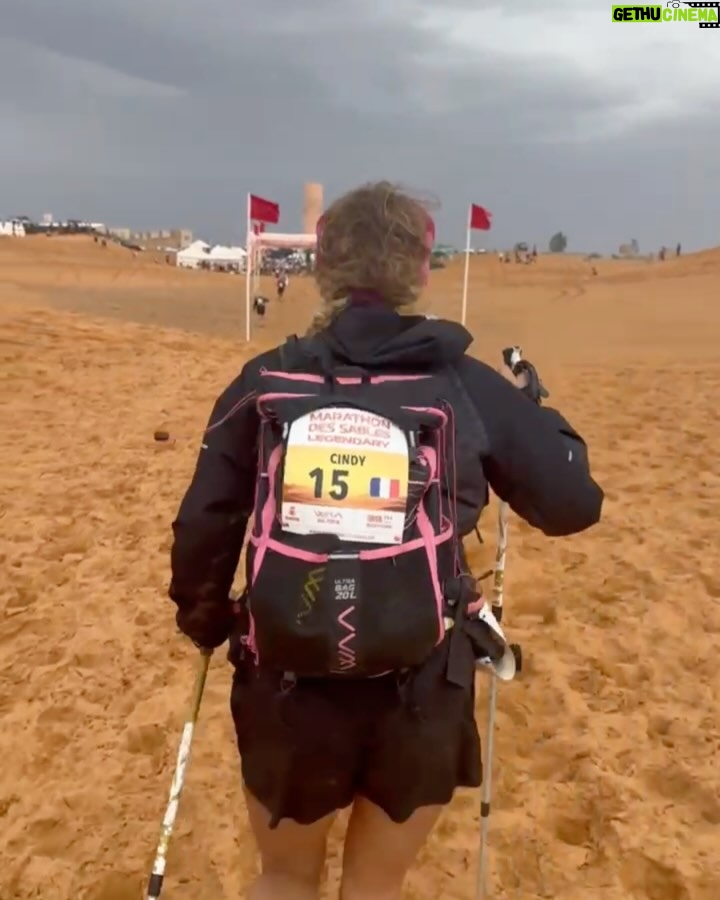 Cindy Poumeyrol - 73.9K Likes - Je suis finisher du Marathon des Sables Legendary.
250km, près de 48h de course, en 6 étapes ✅
Je n'ai même pas les mots pour décrire cette aventure tellement c'était spécial.
J'espère sincèrement que mon aventure partagée ici vous aura donné envie de prendre un dossard, et de découvrir le dépassement de soi. Merci pour vos mots extraordinaires.
Juste après la course, on a eu la possibilité d'enregistrer un message vidéo dans une émotion box qui nous sera envoyé dans 1 an, peut être 10 ans...
Je me suis évidemment adressée à mes 3 filles, en leur demandant de toujours rêver grand. 
La vie, c'est un tour de manège ! 

@mdslegendary @asicsrunning @ll_agency_ 
Publicité

📷 @celiope_