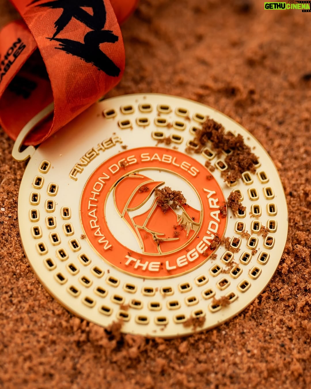 Cindy Poumeyrol - 65.2K Likes - Je suis finisher du Marathon des Sables Legendary.
250km, près de 48h de course, en 6 étapes ✅
Je n'ai même pas les mots pour décrire cette aventure tellement c'était spécial.
J'espère sincèrement que mon aventure partagée ici vous aura donné envie de prendre un dossard, et de découvrir le dépassement de soi. Merci pour vos mots extraordinaires.
Juste après la course, on a eu la possibilité d'enregistrer un message vidéo dans une émotion box qui nous sera envoyé dans 1 an, peut être 10 ans...
Je me suis évidemment adressée à mes 3 filles, en leur demandant de toujours rêver grand.
La vie, c'est un tour de manège !
@mdslegendary @asicsrunning @ll_agency_
Publicité
📷 @celiope_
