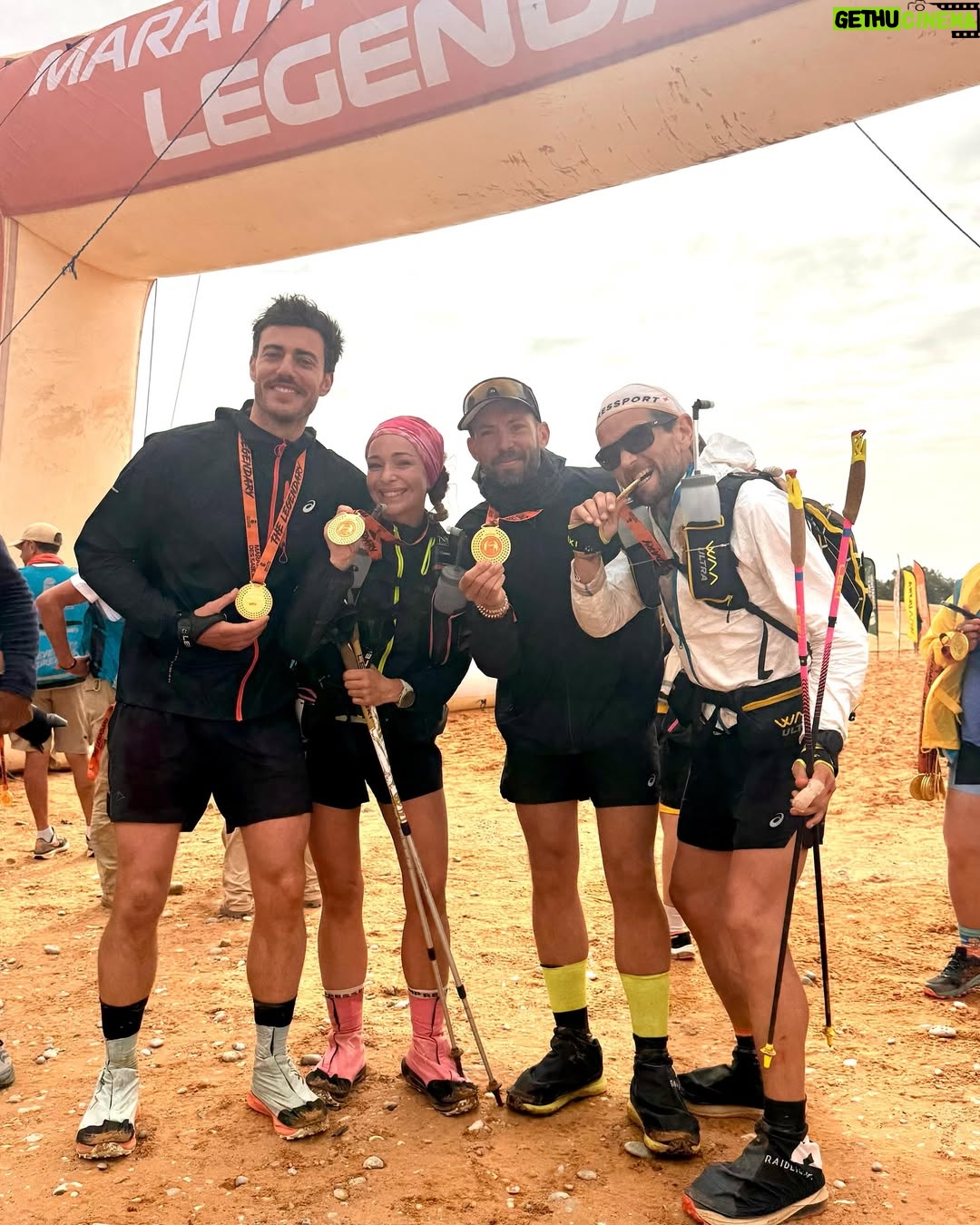 Cindy Poumeyrol - 65.2K Likes - Je suis finisher du Marathon des Sables Legendary.
250km, près de 48h de course, en 6 étapes ✅
Je n'ai même pas les mots pour décrire cette aventure tellement c'était spécial.
J'espère sincèrement que mon aventure partagée ici vous aura donné envie de prendre un dossard, et de découvrir le dépassement de soi. Merci pour vos mots extraordinaires.
Juste après la course, on a eu la possibilité d'enregistrer un message vidéo dans une émotion box qui nous sera envoyé dans 1 an, peut être 10 ans...
Je me suis évidemment adressée à mes 3 filles, en leur demandant de toujours rêver grand.
La vie, c'est un tour de manège !
@mdslegendary @asicsrunning @ll_agency_
Publicité
📷 @celiope_