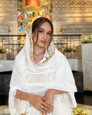 Cinta Laura Kiehl Instagram - Selamat Hari Raya Idul Fitri bagi yang merayakan! 🌙
Mohon maaf lahir dan batin. Semoga hari yang suci ini membawa kedamaian, kebahagiaan untuk kalian dan orang-orang tercinta.

Peace and love, 
Kiehl Family ✨