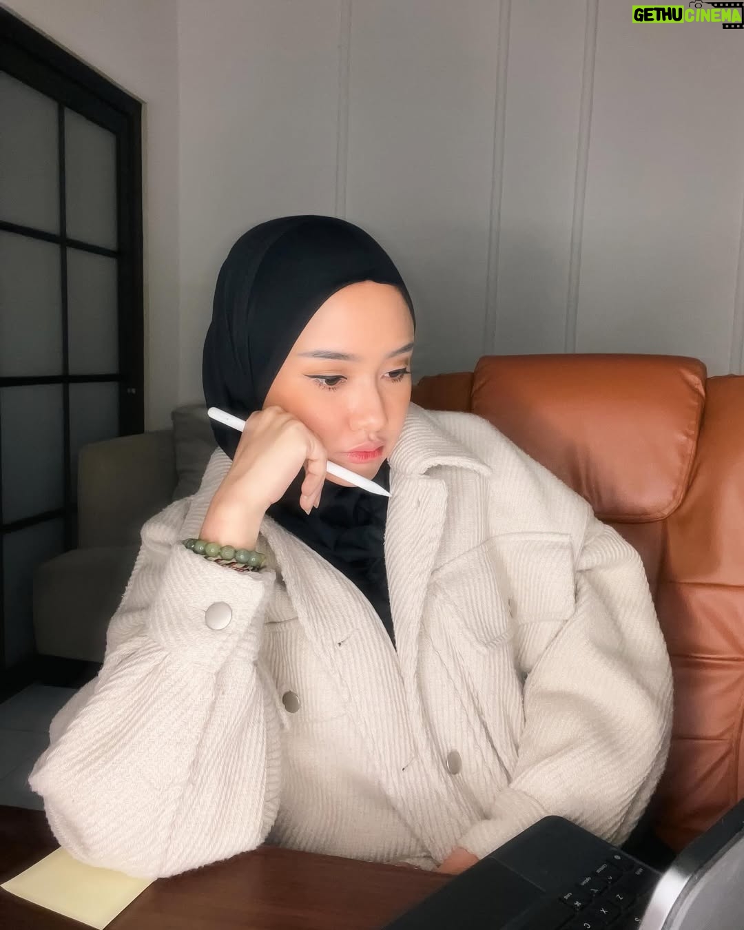 Cita Citata - 3.1K Likes - Berfikir.
Biasakanlah berfikir dalam melakukan sesuatu sehingga kita terbiasa mengambil keputusan berdasarkan perhitungan berfikir atau jadi tidak asal mengambil tindakan yang merugikan diri kita sendiri.
Jadi perhitungan itu bukan cuma untuk uang yaaa tapi untuk memulai apapun.
Sekian pemikiran hari ini yang baru posting di 2024.
Semoga tingkat kesadaran berfikir kita semakin matang di tahun ini. Amin