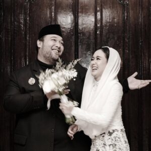 Cita Citata Instagram - Masyaallah Tabarakallah .. ibadah yang paling menyenangkan adalah menikah dengan teman hidup yang selalu membuat kita tenang dan bahagia.. dengan kesederhanaan , sama ratap sama rasa..
bisa saling bertukar fikiran serta saling mengingatkan dalam kebaikan..

Kami doakan semua yang belum menemukan jodohnya semoga Allah mempertemukan di waktu yang tepat dan sosok suami yang bisa membimbing kita ke jalan yang Allah ridhoi / istri yang solehah yang bisa menerima suami dengan semua kebaikannya serta kekurangannya.. Amin 🤲
