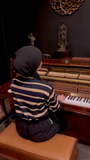 Cita Citata Instagram - Denting piano, menyatu dengan lagu. Seperti halnya ragaku yang terus berusaha menyatu dengan hati, jiwa dan perasaan. Agar dapat melihat segala hal dengan hati dan jiwa yang bersih serta perasaan yang benar. Bukan hanya menggunakan mata yang bisa saja dibohongi oleh keadaan. Kalau kamu, pernah dibohongi mata sendiri?
 #littlegamelan #classicpiano #piano