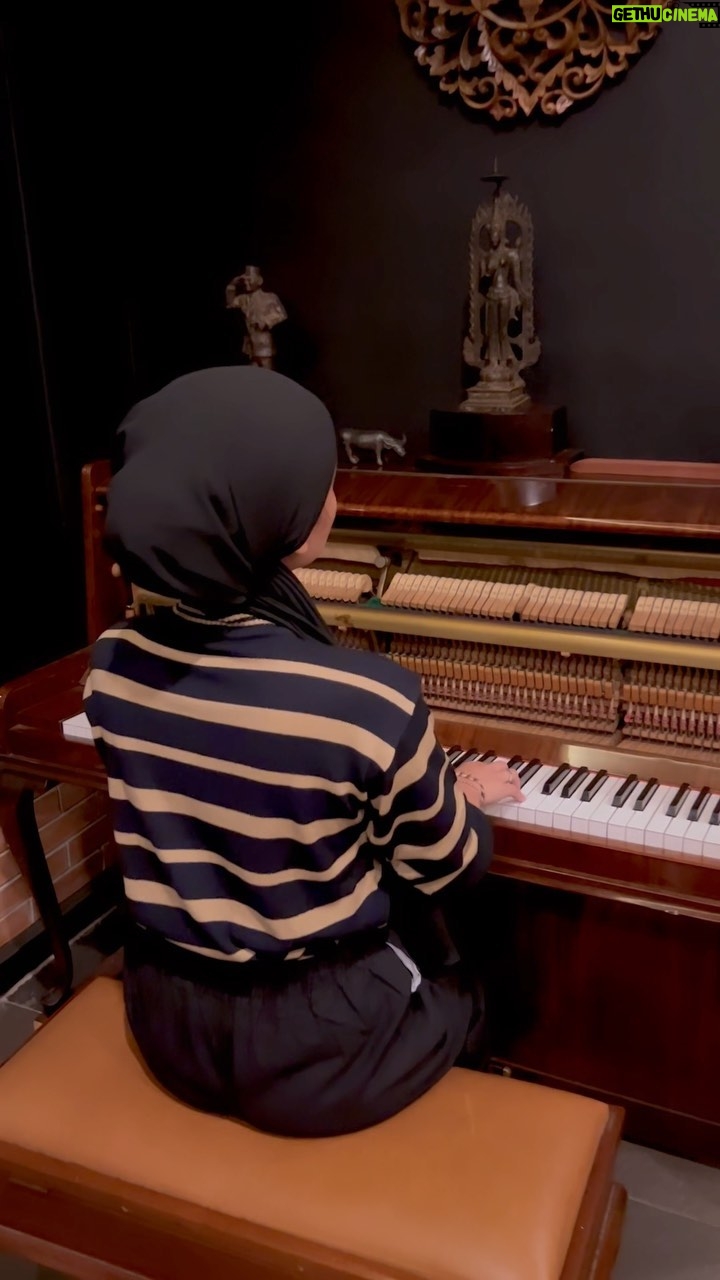 Cita Citata - 13.6K Likes - Denting piano, menyatu dengan lagu. Seperti halnya ragaku yang terus berusaha menyatu dengan hati, jiwa dan perasaan. Agar dapat melihat segala hal dengan hati dan jiwa yang bersih serta perasaan yang benar. Bukan hanya menggunakan mata yang bisa saja dibohongi oleh keadaan. Kalau kamu, pernah dibohongi mata sendiri?
#littlegamelan #classicpiano #piano