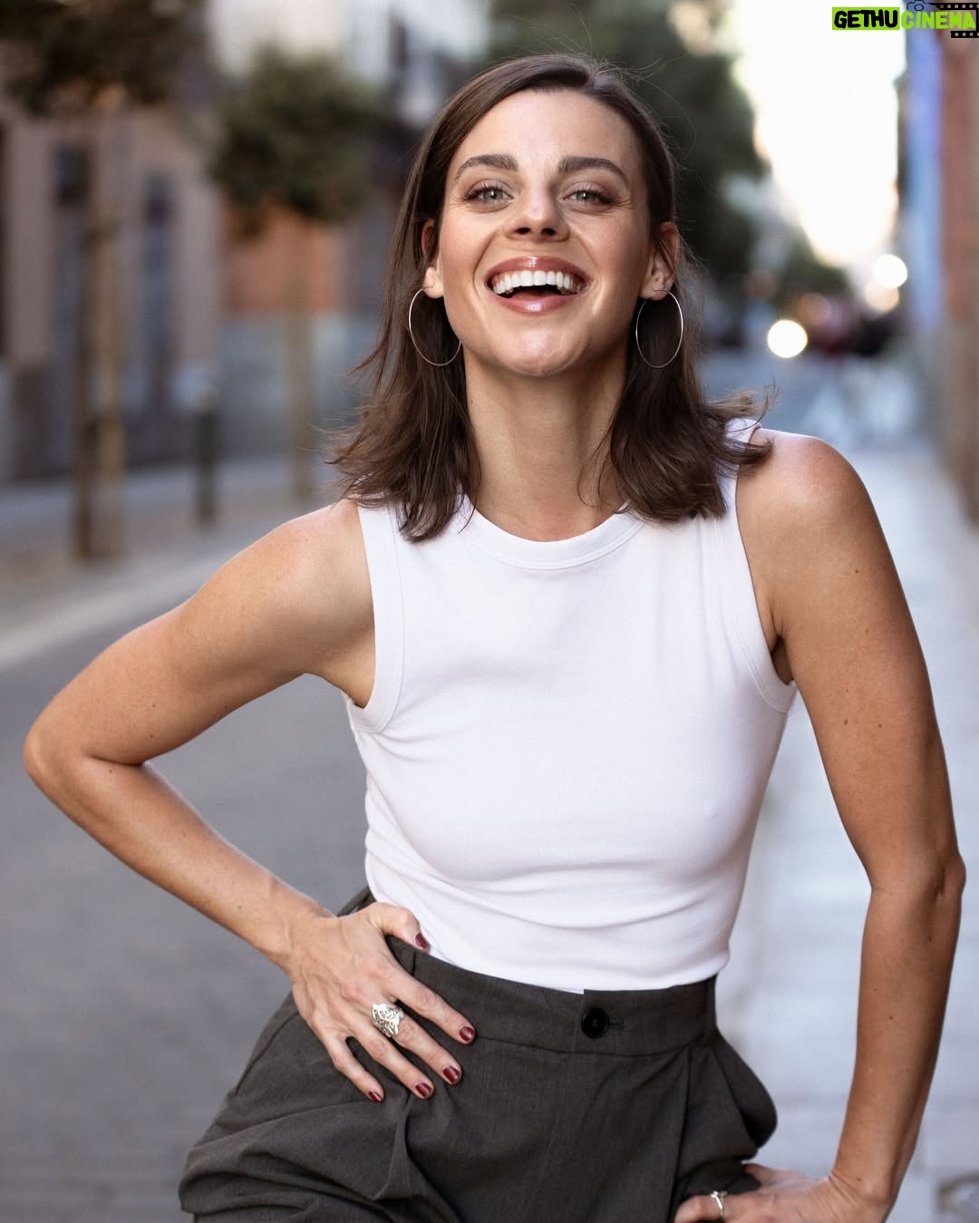 Clara Alvarado - 6K Likes - Todo lleva su tiempo pero nunca olvides esto: “siempre serás importante en los ojos correctos”. Y así, con todo.
gran frase de mis amigos @merinomusica 🎶 (que acaban de sacar disco por cierto!)
Y grandes fotos las que se marcó @vicovang una tarde por Malasaña para renovar un poquito el book de actriz.
A ver si os gustan!!! 🤸🏻♀️
@barazarte.es
@granviacomunica
🫂🤍