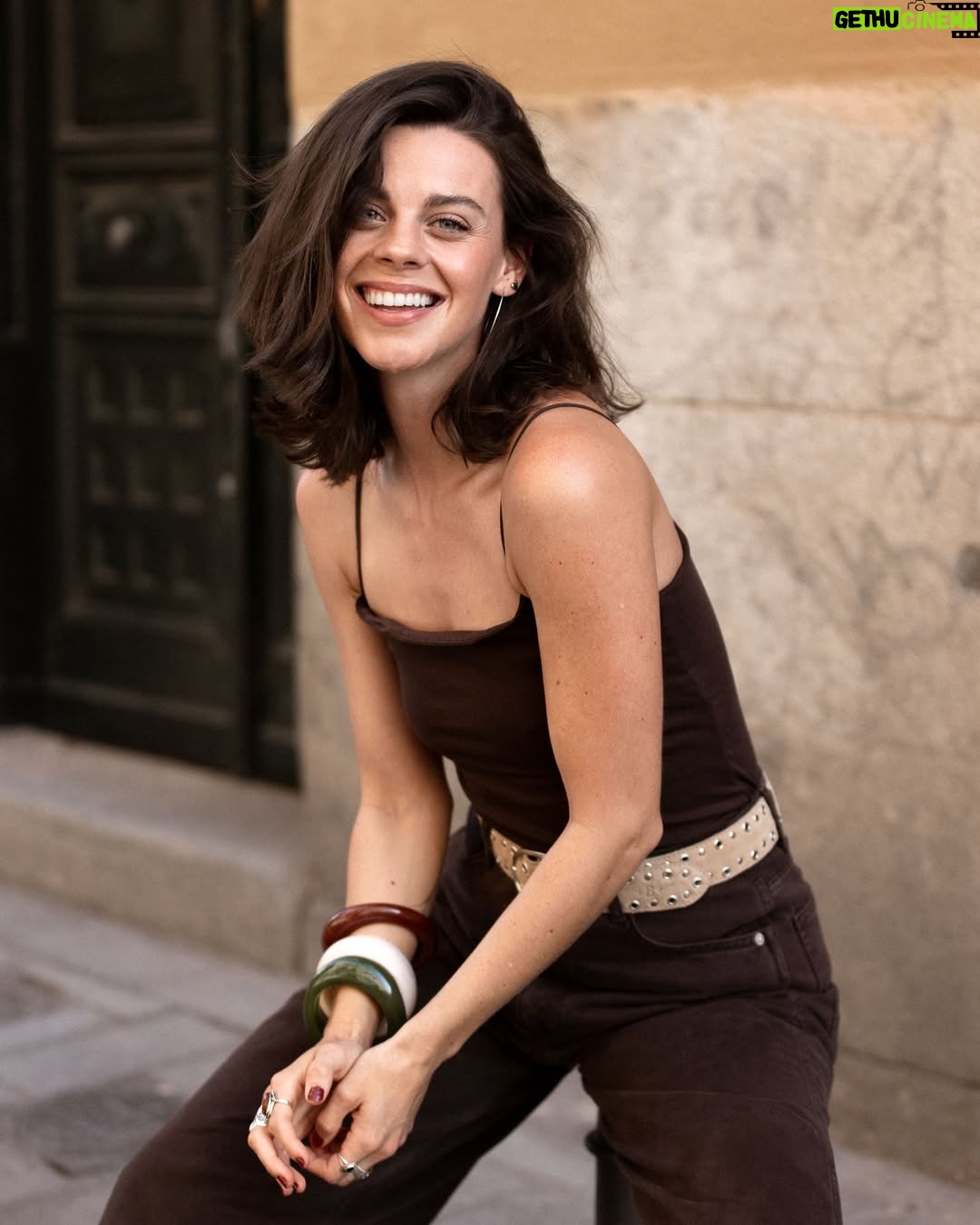 Clara Alvarado - 6K Likes - Todo lleva su tiempo pero nunca olvides esto: “siempre serás importante en los ojos correctos”. Y así, con todo.
gran frase de mis amigos @merinomusica 🎶 (que acaban de sacar disco por cierto!)
Y grandes fotos las que se marcó @vicovang una tarde por Malasaña para renovar un poquito el book de actriz.
A ver si os gustan!!! 🤸🏻♀️
@barazarte.es
@granviacomunica
🫂🤍