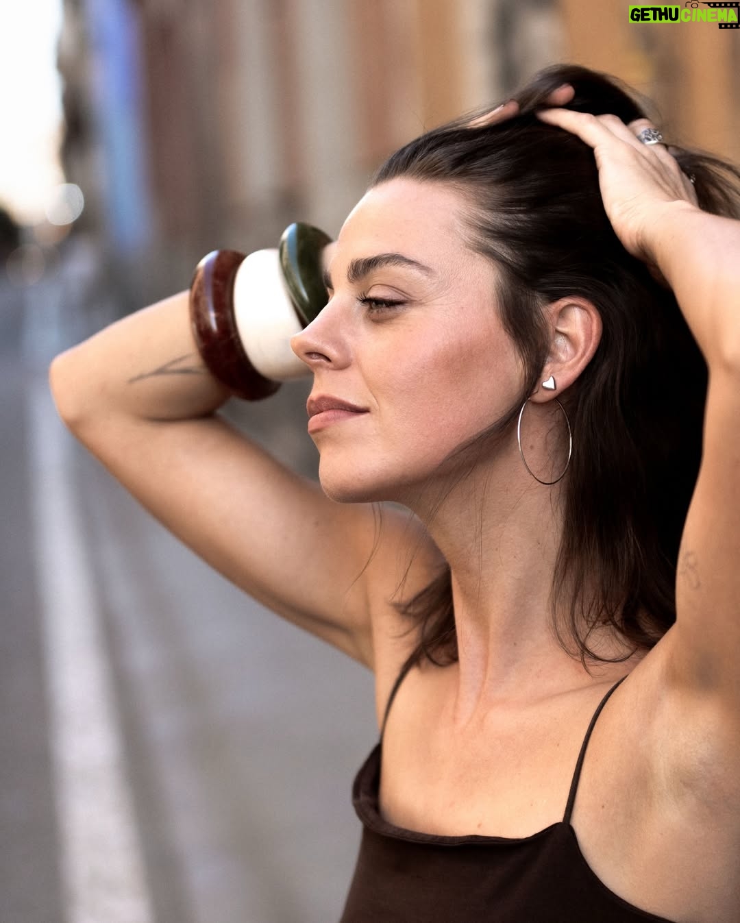 Clara Alvarado - 6K Likes - Todo lleva su tiempo pero nunca olvides esto: “siempre serás importante en los ojos correctos”. Y así, con todo.
gran frase de mis amigos @merinomusica 🎶 (que acaban de sacar disco por cierto!)
Y grandes fotos las que se marcó @vicovang una tarde por Malasaña para renovar un poquito el book de actriz.
A ver si os gustan!!! 🤸🏻♀️
@barazarte.es
@granviacomunica
🫂🤍