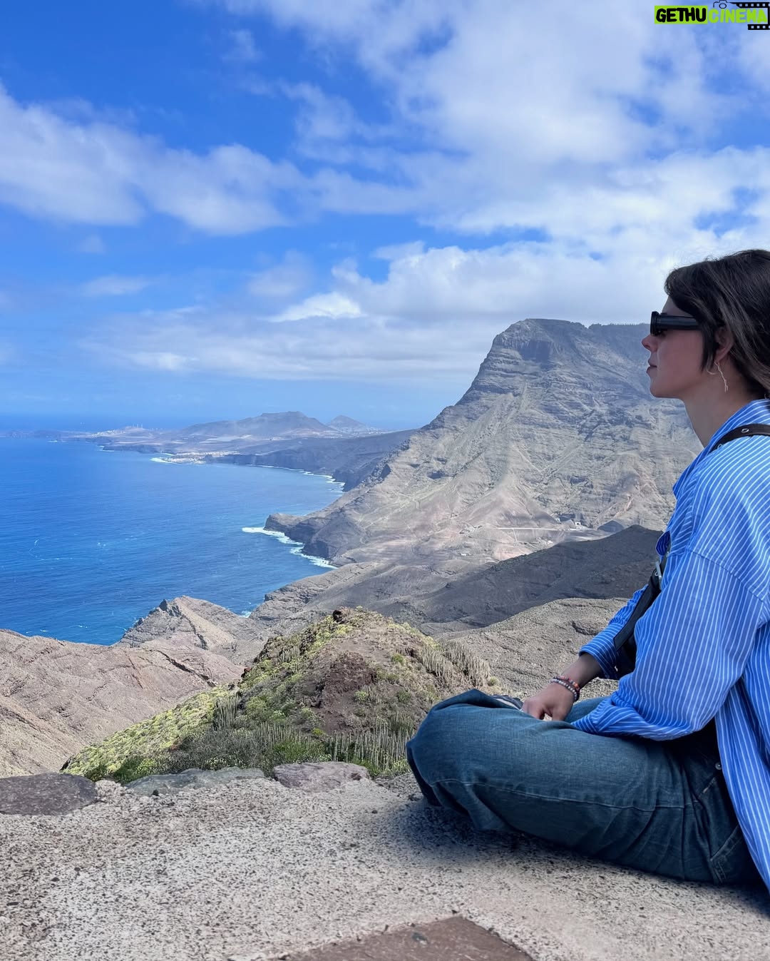Clara Alvarado - 6K Likes - Dicen que “la isla te expulsa o te atrapa” y tengo claro lo que me está pasando con Gran Canaria ⛰️💛🌴🫶🏻
Qué regalo poder estar trabajando en un lugar tan increíble como este 🙏🏼 gracias vida y gracias a todas las almas que se cruzan en el camino para hacerlo posible. Afortunada es poco.