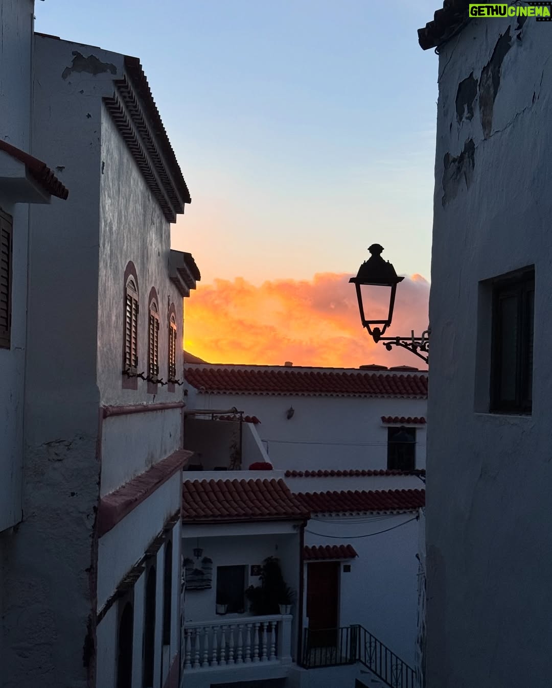 Clara Alvarado - 6K Likes - Dicen que “la isla te expulsa o te atrapa” y tengo claro lo que me está pasando con Gran Canaria ⛰️💛🌴🫶🏻
Qué regalo poder estar trabajando en un lugar tan increíble como este 🙏🏼 gracias vida y gracias a todas las almas que se cruzan en el camino para hacerlo posible. Afortunada es poco.