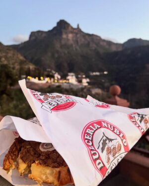 Clara Alvarado Instagram - Dicen que “la isla te expulsa o te atrapa” y tengo claro lo que me está pasando con Gran Canaria ⛰️💛🌴🫶🏻

Qué regalo poder estar trabajando en un lugar tan increíble como este 🙏🏼 gracias vida y gracias a todas las almas que se cruzan en el camino para hacerlo posible. Afortunada es poco.