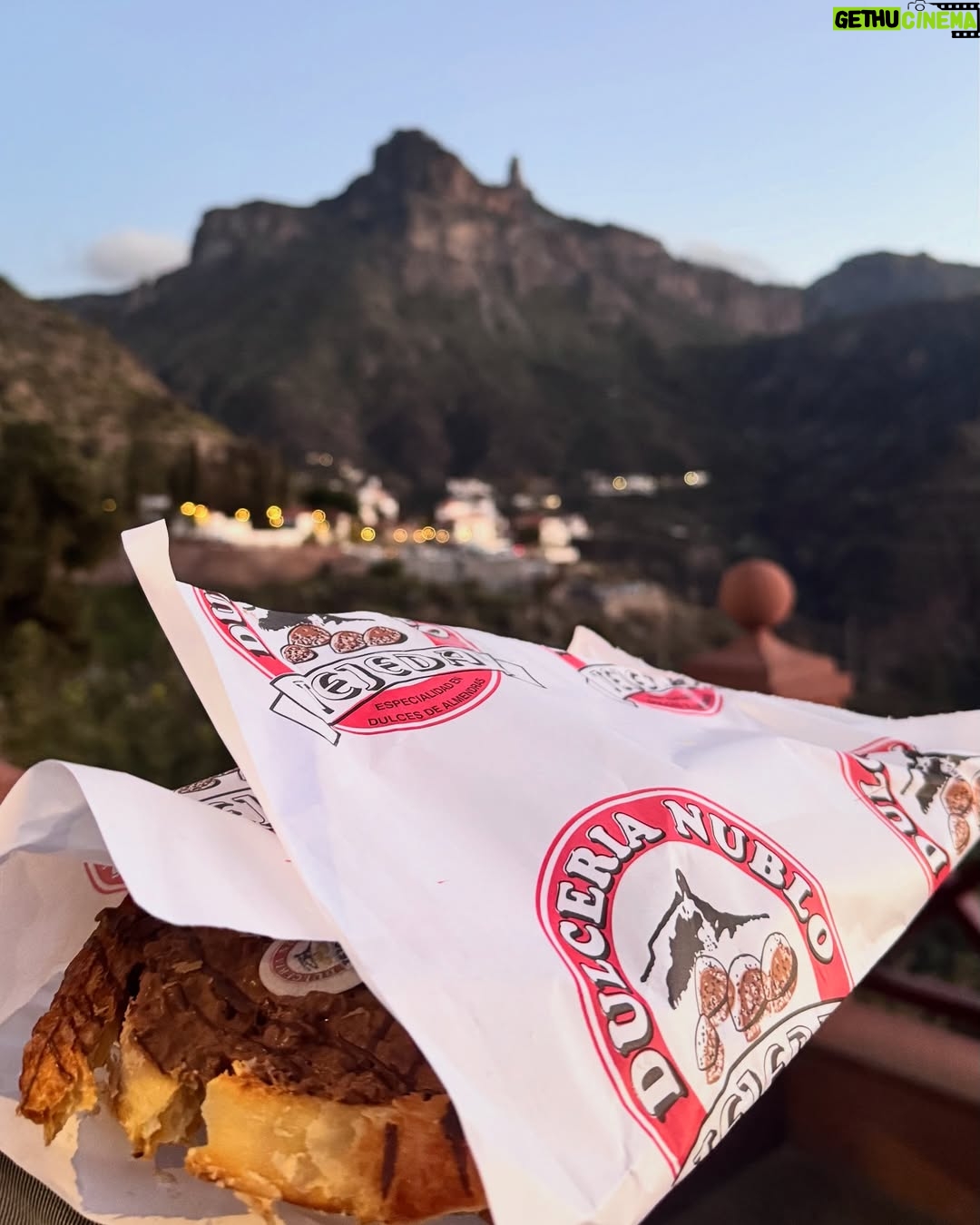 Clara Alvarado - 6K Likes - Dicen que “la isla te expulsa o te atrapa” y tengo claro lo que me está pasando con Gran Canaria ⛰️💛🌴🫶🏻
Qué regalo poder estar trabajando en un lugar tan increíble como este 🙏🏼 gracias vida y gracias a todas las almas que se cruzan en el camino para hacerlo posible. Afortunada es poco.