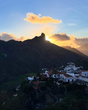Clara Alvarado Instagram - Dicen que “la isla te expulsa o te atrapa” y tengo claro lo que me está pasando con Gran Canaria ⛰️💛🌴🫶🏻

Qué regalo poder estar trabajando en un lugar tan increíble como este 🙏🏼 gracias vida y gracias a todas las almas que se cruzan en el camino para hacerlo posible. Afortunada es poco.