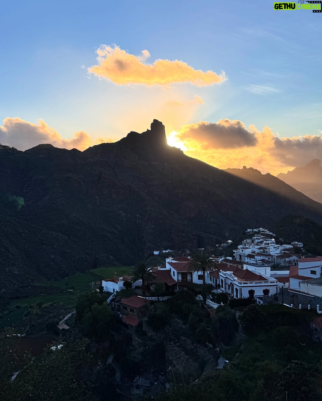 Clara Alvarado - 6K Likes - Dicen que “la isla te expulsa o te atrapa” y tengo claro lo que me está pasando con Gran Canaria ⛰️💛🌴🫶🏻
Qué regalo poder estar trabajando en un lugar tan increíble como este 🙏🏼 gracias vida y gracias a todas las almas que se cruzan en el camino para hacerlo posible. Afortunada es poco.