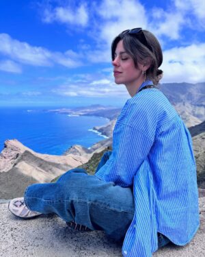 Clara Alvarado Instagram - Dicen que “la isla te expulsa o te atrapa” y tengo claro lo que me está pasando con Gran Canaria ⛰️💛🌴🫶🏻

Qué regalo poder estar trabajando en un lugar tan increíble como este 🙏🏼 gracias vida y gracias a todas las almas que se cruzan en el camino para hacerlo posible. Afortunada es poco.