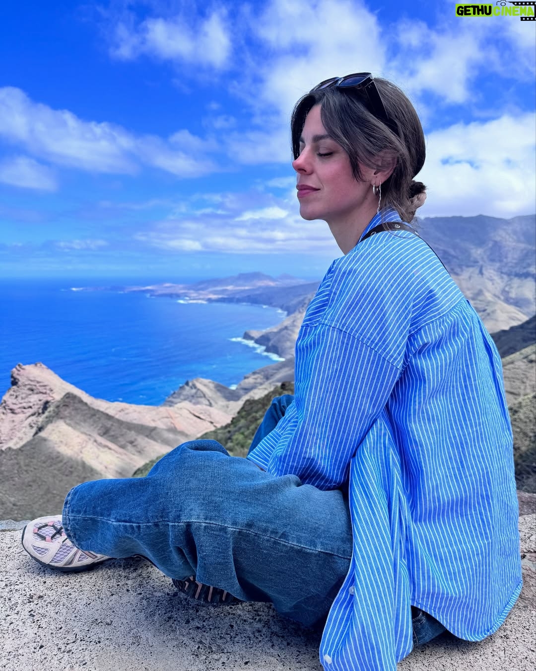 Clara Alvarado - 6K Likes - Dicen que “la isla te expulsa o te atrapa” y tengo claro lo que me está pasando con Gran Canaria ⛰️💛🌴🫶🏻
Qué regalo poder estar trabajando en un lugar tan increíble como este 🙏🏼 gracias vida y gracias a todas las almas que se cruzan en el camino para hacerlo posible. Afortunada es poco.