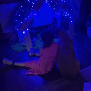 Clara Franco Instagram - Chiru. 🐾 
Le recuerdo con Zauli desde su primer pocito perju. Chiru el rescatista. Porque vino para rescatar corazones ese peyito.💫🫶🏼
Mi vidis @chiruzo_ El jagua’i paquete bonachón paticorti.
Dicen que cuando se va una mascota muy querida, es porque lo hace para protegernos de algo. 
@pabla.thomen mi amor hermosa: 
Tuviste la alegría que fue también nuestra, de tener ese ángel con patitas que cautivó a todos con sus aventuras. Chiruzo te inspiró tan lindo. Estuvo contigo hasta verle fuerte y valiente a tu hijita. Se quedó todo este tiempo para que ella lo recuerde, y vivir en nuestros corazones ♥️ 
Ha’e imusica pá 🤗
Hoy abrazo fuerte a mis jagua’is, y a tu familia en la distancia. Gracias por compartirnos a Chiru que ahora ya está correteando gordito espléndido con algún disfraz en el cielo de perritos 🐕 
Loviu partner de Chiru 🫂🥹