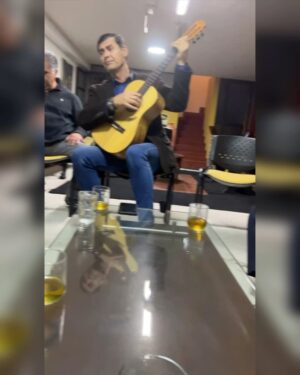Clara Franco Instagram - marzo2025😍✍🏻🥹
Enfocáte hacia adelante. Lo soñaste. 
Desempolváte(E) Hazlo!(K) Conectáte(M)
cantá, disfrutá, compartí, viví.
derrepente ya Está pasando 🤩✨
Te caés, te levantás.💪🏼 
Y sucede. impensable, increíble 😲🫂
Pára todo en un punto del avance… 
pero con fe y entendiendo que todo es por algo y para algo, se retoma. 🫶🏼con alegría😊
Y se viene… 
“Nosotros sabemos que si Dios conmigo, quien contra mí!”(Carol)💫
👸🏼 💎 ✍🏻🥳