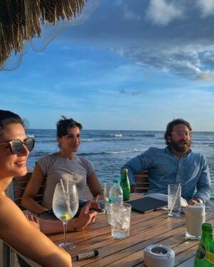 Clara Lago Instagram - Cuando el trabajo y el placer se entremezclan… ese es el mejor cocktail.
Gracias @geoffreycowper @itspablolozano @andresrodzel #caroldudley @rubenbejarano y todo el equipo de @booksanddrinksmovie por esta semana de ensueño. Y a mi compañero de viajes, batallas y vida @joselucena__ por acompañarme a donde haga falta (porque siempre haces falta 🥰🫶🏼).
Deseando volver a disfrutar de este lugar y su gente maravillosa.
Y a las que andáis por la #RepúblicaDominicana que sepáis que #booksanddrinks ya está en todos los cines de @caribbeancinemasrd !! 📽️🍿📚🍸
#cine #promoción #estreno #photodump