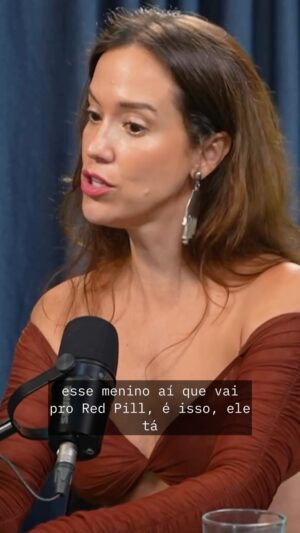 Claudia Campolina Instagram - Em janeiro de 2024 eu fui conversar com a maravilhosa @carolinamanica para o podcast @respireedigasim e eu falei exatamente sobre o que a série Adolescência aborda. Por mais violenta que seja a minha personagem, eu sempre gostei de deixar claro em entrevistas e por aqui o quanto precisamos olhar para o que o patriarcado causa nos homens e, principalmente, nos meninos. Não dá para lutar por metade da sociedade e deixar a outra metade para lá. O caminho da cura é coletivo. Não acredito que nada do que esteja acontecendo seja culpa do feminismo. Até porque a rejeição não acontece porque mulheres são feministas. No Brasil, por exemplo, menos da metade das mulheres se considera feminista. O buraco é maior, o esteriótipo da feminista má colou há décadas, o neoliberalismo tem moído todos nós