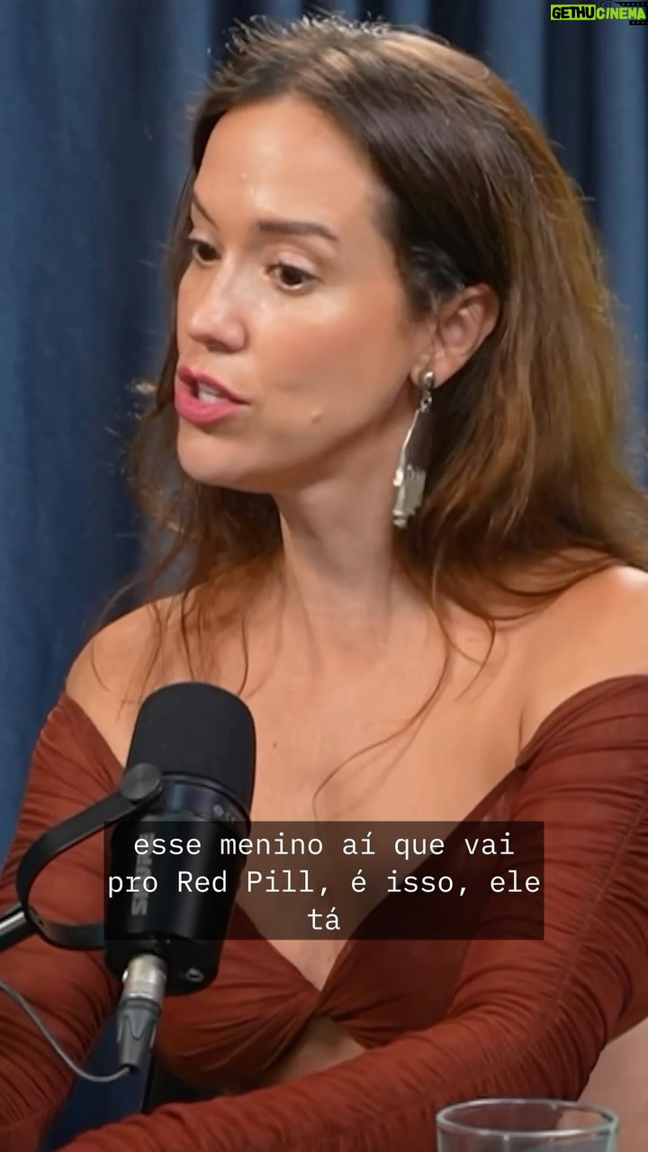 Claudia Campolina - 21.3K Likes - Em janeiro de 2024 eu fui conversar com a maravilhosa @carolinamanica para o podcast @respireedigasim e eu falei exatamente sobre o que a série Adolescência aborda. Por mais violenta que seja a minha personagem, eu sempre gostei de deixar claro em entrevistas e por aqui o quanto precisamos olhar para o que o patriarcado causa nos homens e, principalmente, nos meninos. Não dá para lutar por metade da sociedade e deixar a outra metade para lá. O caminho da cura é coletivo. Não acredito que nada do que esteja acontecendo seja culpa do feminismo. Até porque a rejeição não acontece porque mulheres são feministas. No Brasil, por exemplo, menos da metade das mulheres se considera feminista. O buraco é maior, o esteriótipo da feminista má colou há décadas, o neoliberalismo tem moído todos nós